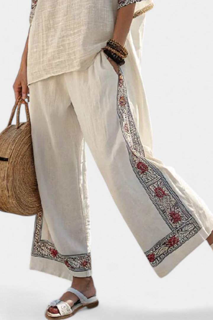 Tiziana – blusa ricamata essenziale e pantaloni larghi